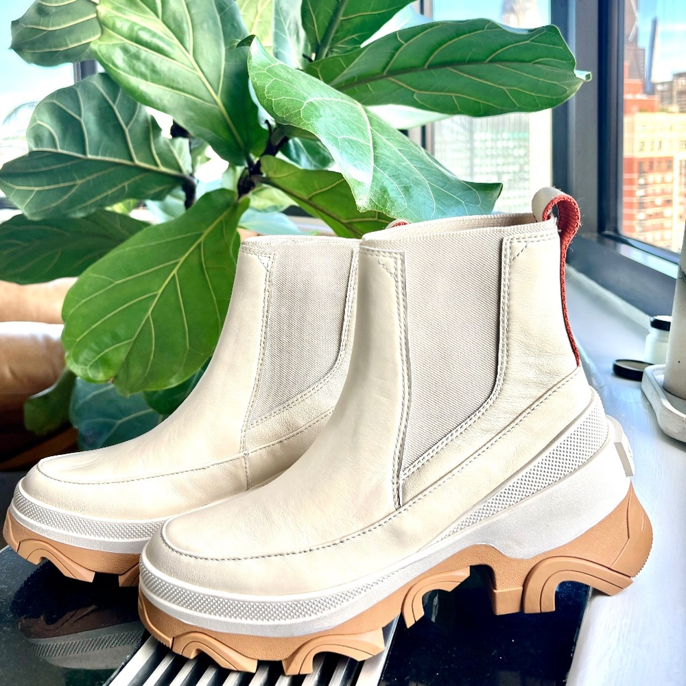 Sorel Brex Waterproof Off white sea salt color Chelsea boots NWT. Sz 6.5